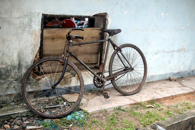 Fahrrad im Hafen von Mirissa
