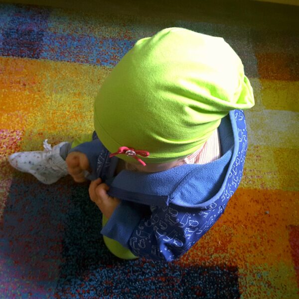 Baby Beanie grün-gelb mit Schleife